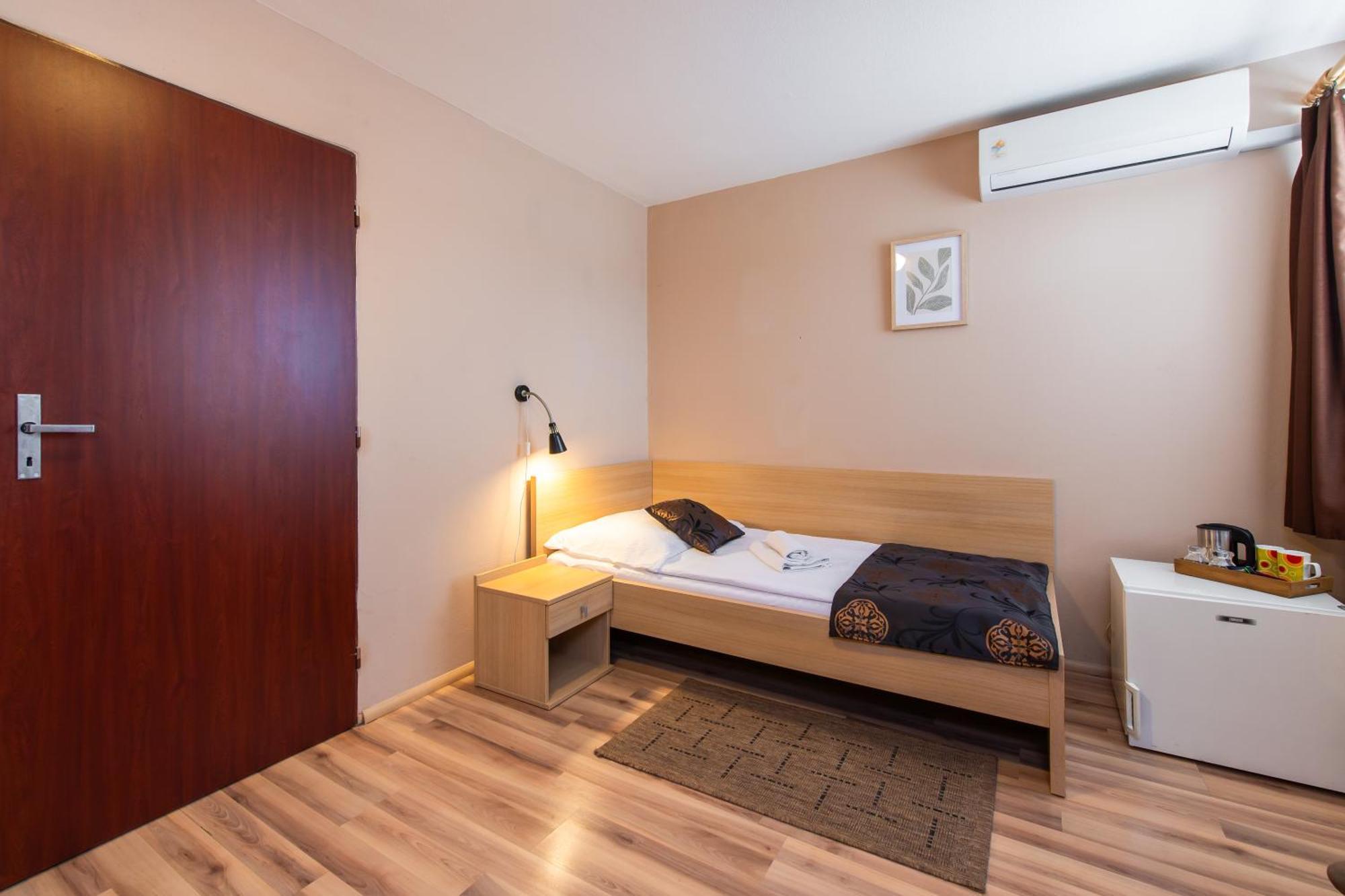 Penzion Siesta Vrable ภายนอก รูปภาพ
